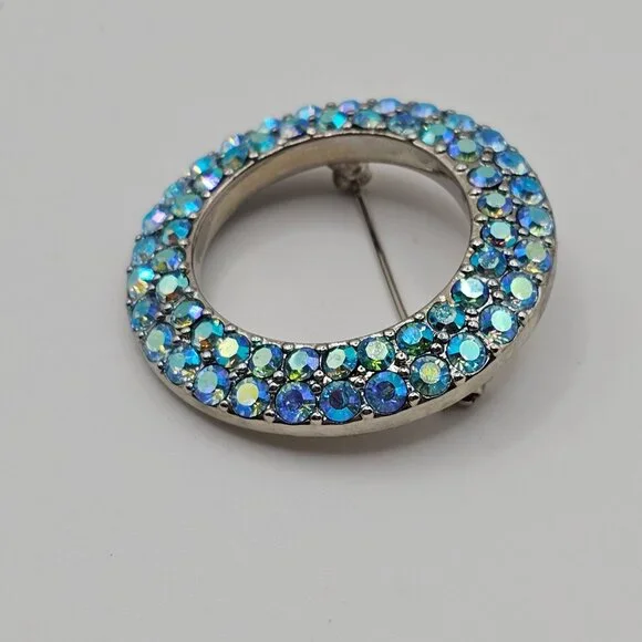 Vintage Unsigned Silver Toned Aqua Blue Rhinestone Circular Wreath Pin Brooch - Picture 4 of 16